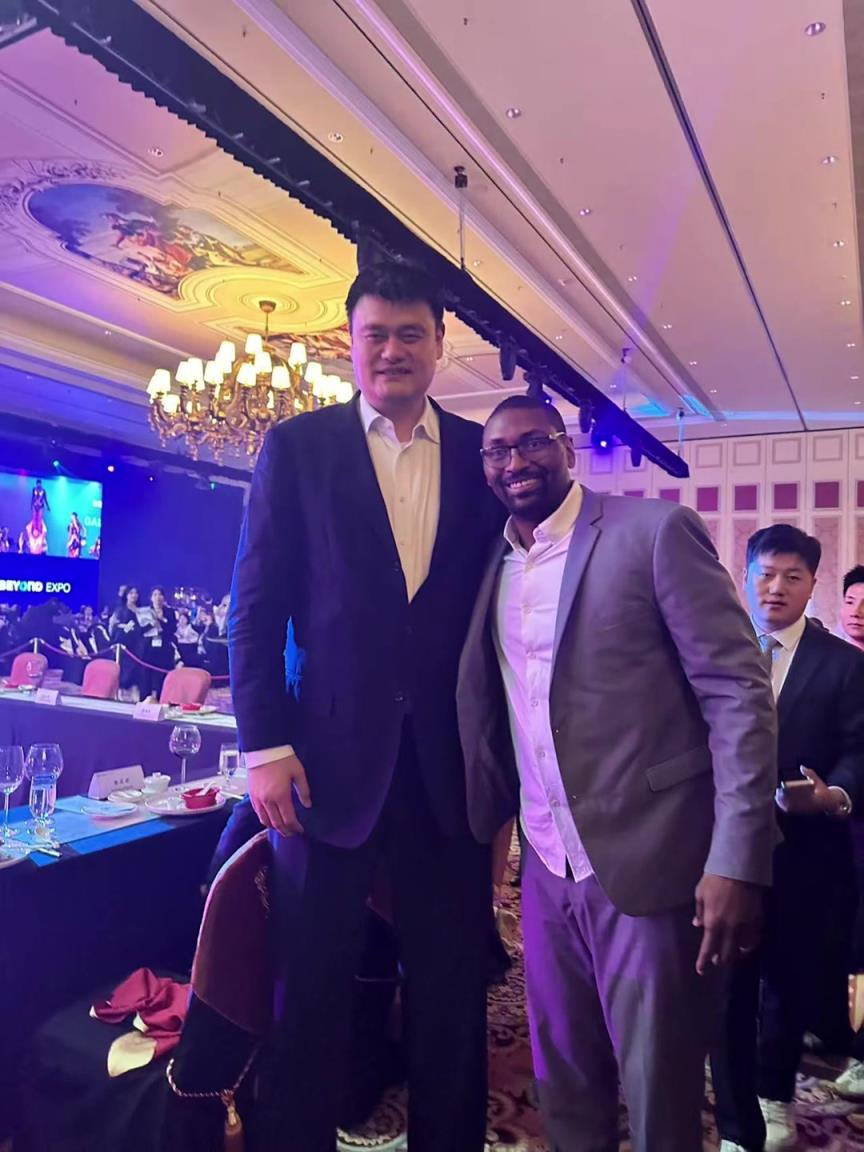 阿泰斯特曬與姚明合照：這是我最喜歡的隊(duì)友 姚！！