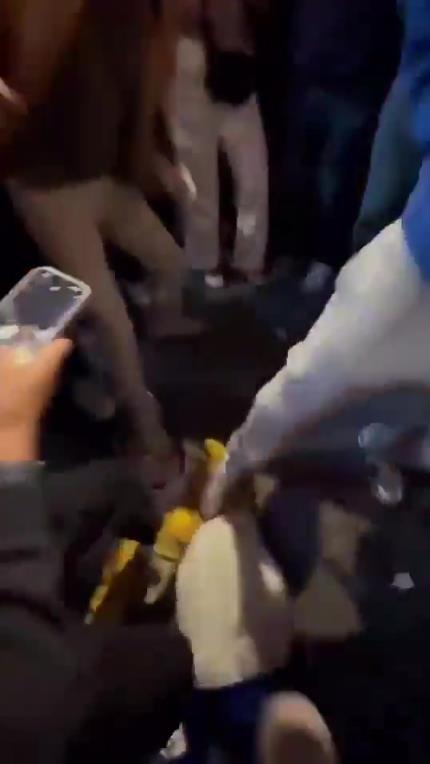 驚！尼克斯大勝步行者后，哈利伯頓遭主場球迷群毆